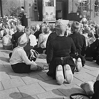 Děti s dřeváky na loutkovém divadle během oslav konce 2. světové války, Volendam, Nizozemsko, červenec 1945