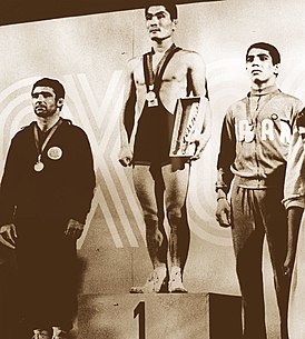 Масааки Канэко (в центре) на пьедестале, Олимпийские игры 1968 года.