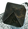 Scharfkantiger Hauerit-Oktaeder (Draufsicht)