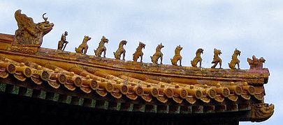 Decoración imperial de tejados, jerárquicamente codificada. Ésta es la de mayor nivel, que representa a un ave montada por una figura humana, nueve "bestias" y un dragón.