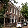 Sint-Jozefhuis; huis met topgevel, gepleisterd, met gevelsteen