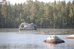 Kivikesku on kivinen ja sen keskellä on suuri siirtolohkare.