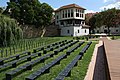 Il giardino vicino alla casa di Rodošto e un tratto delle mura cittadine