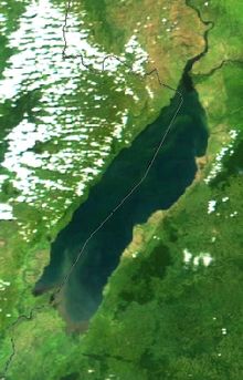 Albertlago en satelita bildo NASA MODIS de 2002. La punktita griza linio estas la limo inter Kongo (maldekstre) kaj Ugando (dekstre).