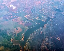 Vue du ciel, d'un lac.