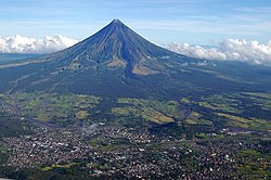 A Mayon, előtérben Legazpi városa