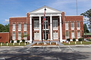 Long County Courthouse (2017). Das Courthouse entstand 1926 im Stile des Neoklassizismus. Es war das erste Gerichts- und Verwaltungsgebäude des kurz zuvor gebildeten Long County. Im Jahr 1974 wurde die Inneneinrichtung umfassend renoviert. Im September 1980 wurde das Long County Courthouse als erstes Objekt im County in das NRHP eingetragen.[1]