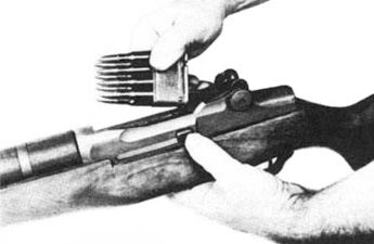 Зареждане на винтовка M1 с 8 патронна пачка с шахматно разположение на патроните. Празната пачка автоматично се изхвърля нагоре