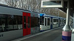 Twee gekoppelde M4 treinstellen waarvan een in de oude kleuren en een in de nieuwe kleuren op het metrostation Heemstedestraat.