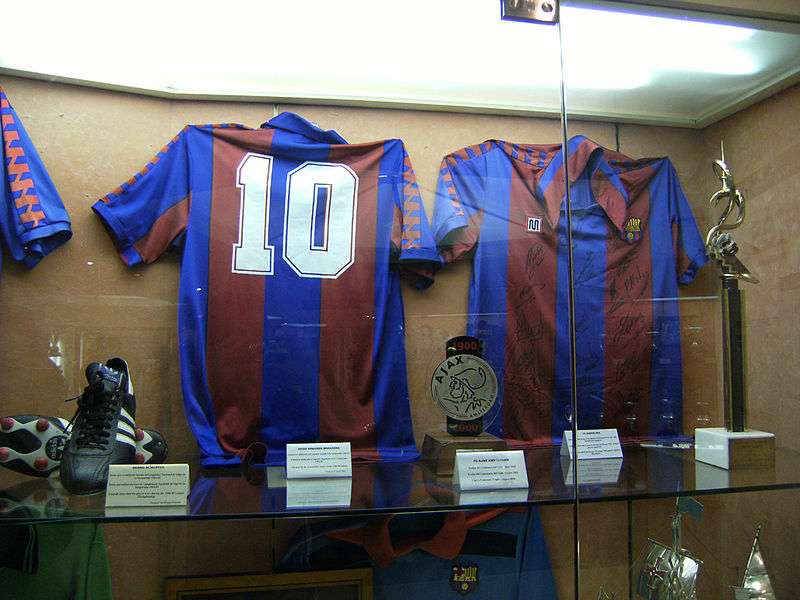 File:Maradona Barcelona shirt.jpg