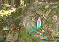 Miniatur-Grotte mit Darstellung der Madonna von Lourdes im Oberpfälzer Stiftland.
