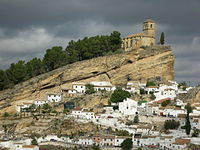 Vista del cerro con los restos de la antigua fortaleza y la iglesia, hoy Centro de Interpretación el Centinela