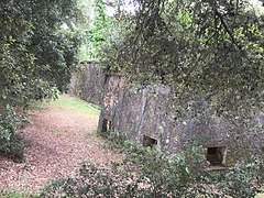 Mur d'enceinte et caponnière