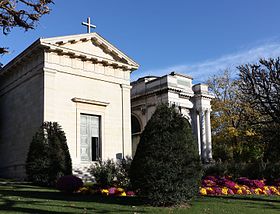 Façade de la chapelle du Père-Lachaise, à gauche (à droite, le monument Thiers).