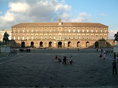 Platz mit Palazzo Reale