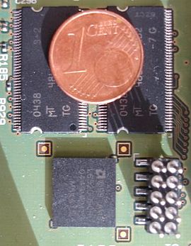 Flashmodule, geïntegreerd op een PCB-bord (onderaan)