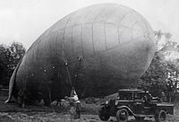„Vojenský personál připravuje balón.“ Moskva, Rusko, 20. června 1942
