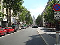 La rue dans sa section sud avec l'horloge de la gare de Lyon dans le lointain.