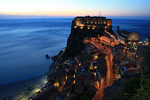 Scilla and its castle. Scilla castello Ruffo Notte.JPG