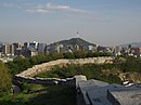 Đoạn tường thành ở Inwangsan, có thể nhìn thấy tháp N Seoul ở phía xa