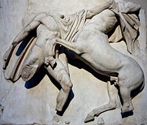 Sculpture en marbre carrée ; combat entre un homme et un centaure.