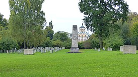 Советское военное кладбище, на заднем плане замок Бельведер