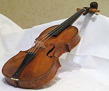 photographie d'un violon à quatre cordes