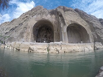 Ivã sassânida do século IV d.C. talhado na rocha em Taq-e Bostan