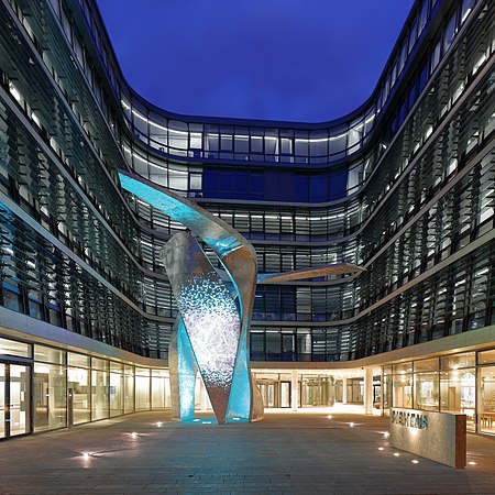 图为里伯斯金工作室设计的“The Wings”。该雕塑及灯光展示于2016年完工，位于德国慕尼黑西门子新总部大楼前。