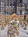 HA Schult: Trash People vor dem Kölner Dom (April 2006)