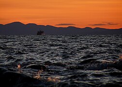 Coucher de soleil et navire N.M. Trans-Saint-Laurent.