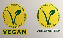 links: V-Label mit der Unterschrift vegan, rechts: V-Label mit der Unterschrift vegetarisch