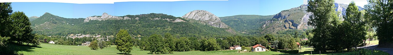 Vue panoramique de la basse vallée de la Courbière dans les Pyrénées françaises