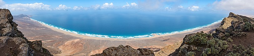 Blick vom Pico de la Zarza auf den Pico de Mocán (rechts) und die Strände von Cofete und Barlovento