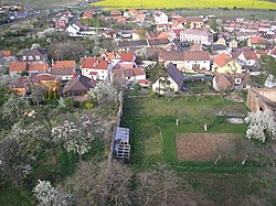 Pohled na Vtelno z kostelní věže, v popředí farní zahrada