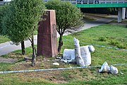 Zniszczony pomnik Zygmunta Berlinga w Warszawie – przykład wandalizmu ideologicznego