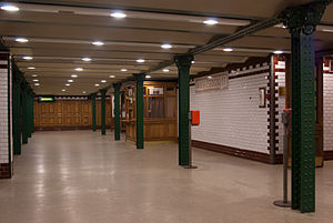 "Bajcsy-Zsilinszky út" subway station in Budapest.jpg