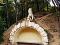Парковая скульптура льва