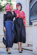 دو زن جوان تهرانی با لباس‌های مد روز در خیابان فرشته.