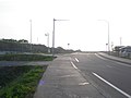 北海道道935号小黒部鰔川線と江差町道（基栄橋）の交差点部、片持式（オーバーハング式）標識柱は以前に大型車両規制の「指定方向外進行禁止」とその補助標識が取り付けられていた