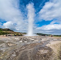 Le geyser Strokkur (Islande). (définition réelle 3 994 × 3 921)
