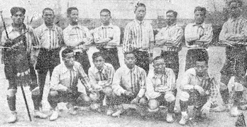 Photo d'une équipe de football. Les joueurs sont alignés sur deux rangs et portent des maillots rayés identiques.