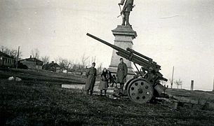 Vue de la statue sous l'occupation allemande en avril 1943[8]