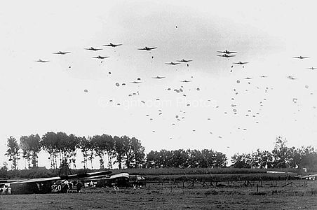 Посадочная высадка с десантных планеров разведподразделений 82-й дивизии в районе г. Граве перед началом наступления союзников в Нидерландах (операция «Маркет Гарден»)