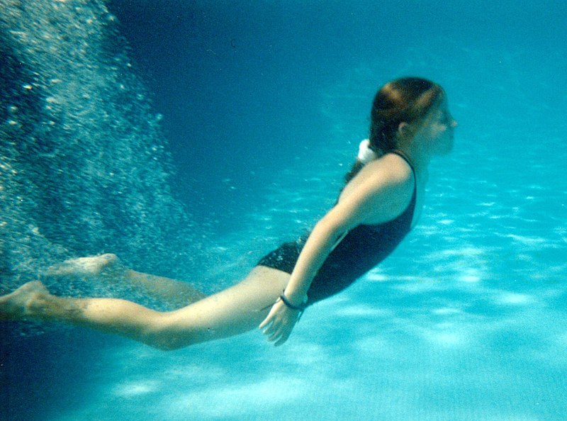 ဖိုင်:A girl in a swimming pool - underwater.jpg