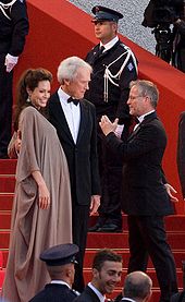 Angelina Jolie et Clint Eastwood, face au public, sur le tapis rouge, sur les marches du palais du Festival de Cannes