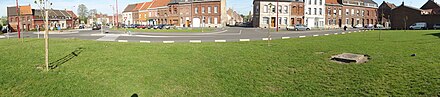 Panorama montrant dans un espace vers les têtes de puits matérialisées Sainte-Barbe et Saint-Waast à Aniche. Une route et des habitations sont visibles en arrière-plan.