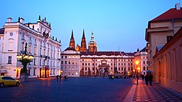 Hradčanské náměstí při západu slunce: Arcibiskupský palác a Hrad