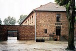 KZ Auschwitz: Block 11 und der Hof zum Block 10 mit der Schwarzen Wand (Photo aus 2000)