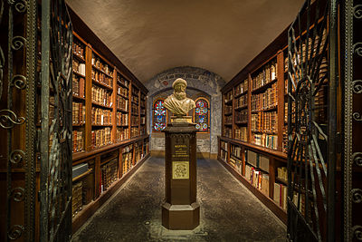 Perpustakaan Sélestat, dengan patung Jean Mental, seorang pencetak dan penerbit (1410-1478), ditandatangani oleh Sichler SC, tahun 1842.